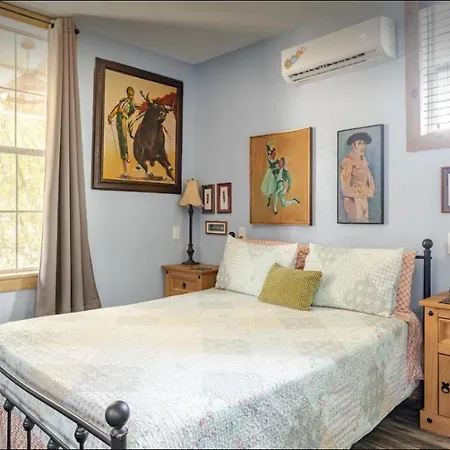 Cozy & Private Studio Guesthouse Near Downtown